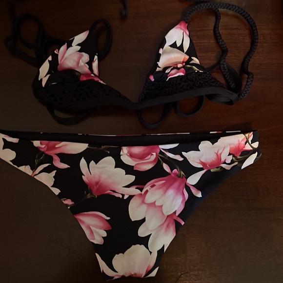 Frankie’s Bikinis Small bathing suite - Picture 2 of 4